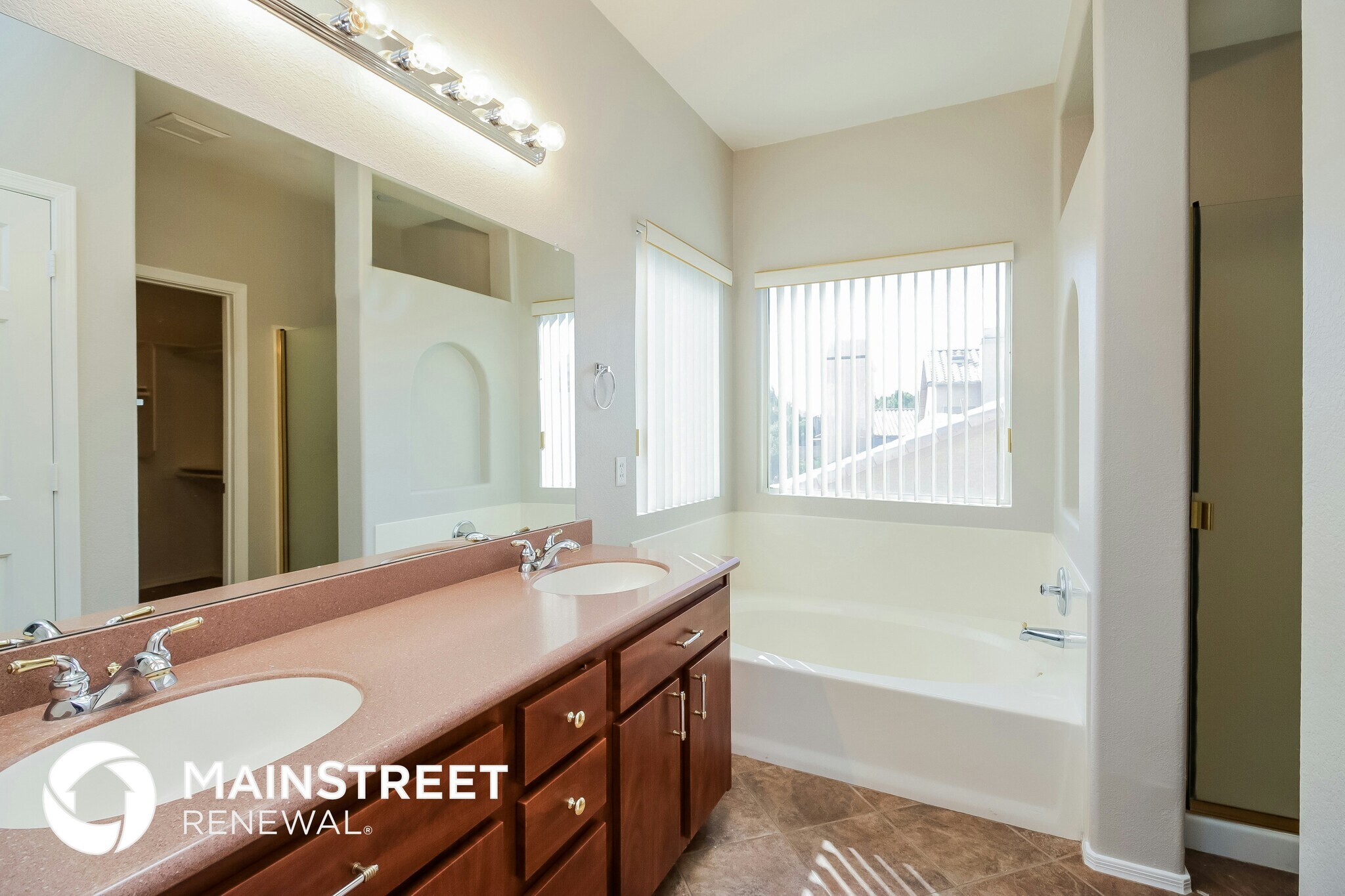 Building Photo - 875 W Spur Ave