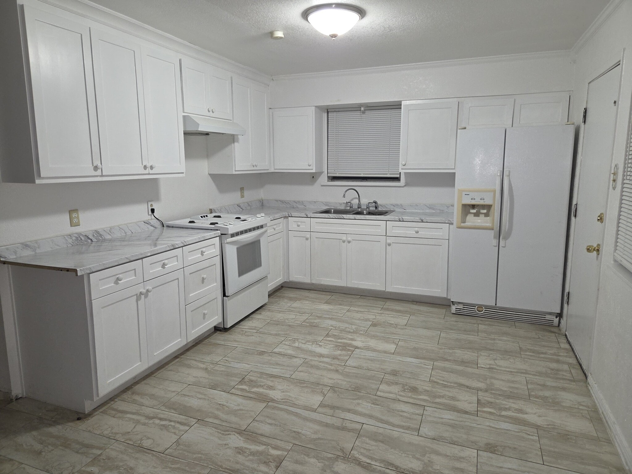 Building Photo - 714 E Vista Dr