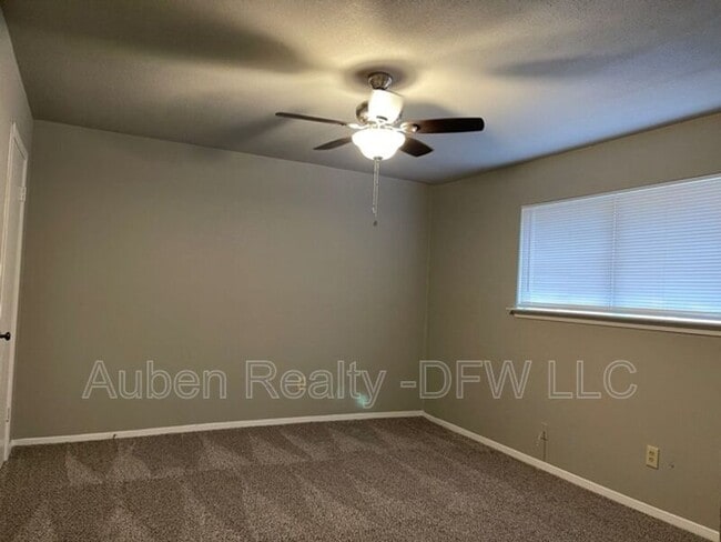 Building Photo - 921 W Rochelle Rd