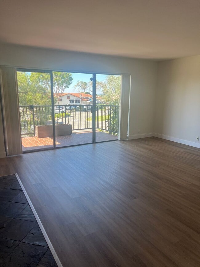 Building Photo - Huge 2 bed 2 bath condo.  2 balconies peek a boo ocean views