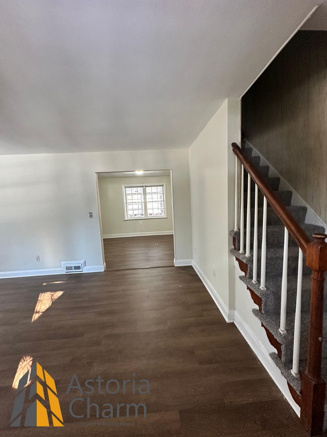 Building Photo - Desirable 4 Bedroom 2.5 Bath + Den Home in...