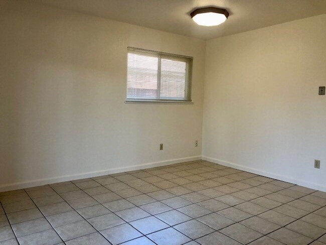 Building Photo - Nice 4 bedroom, 2 bathroom home in Citrus Heights
