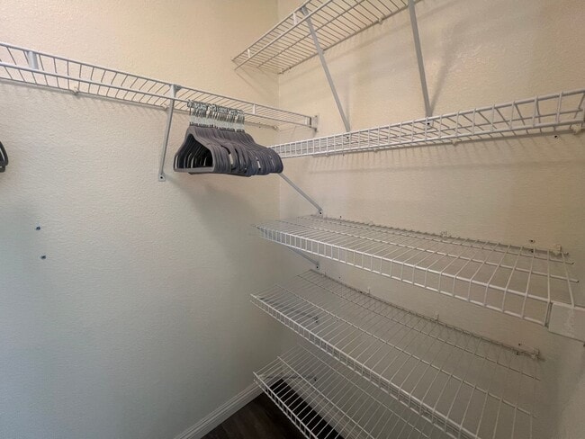 Building Photo - Spacious 4-Bedroom Home in Desirable Apple Valley Neighborhood