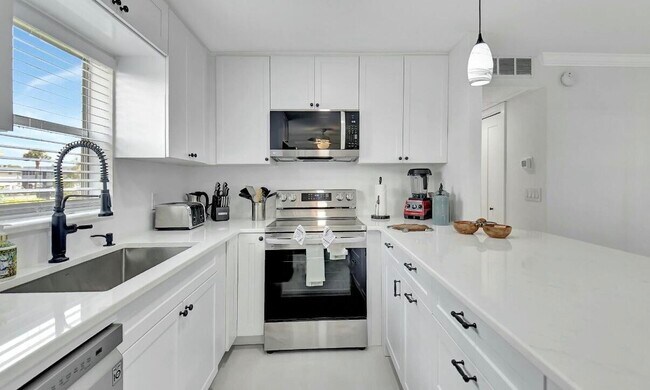 Building Photo - 581 Monaco Way