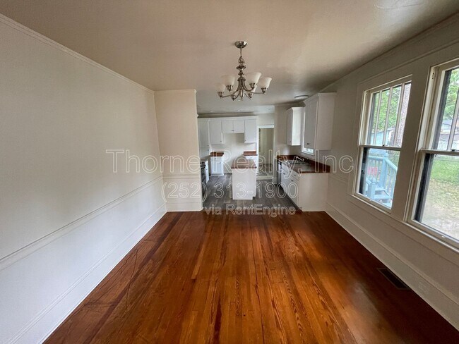 Building Photo - 1524 Sunset Ave