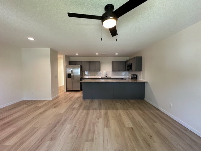 Building Photo - 2 Bedroom/1 Bath Duplex Available For Rent