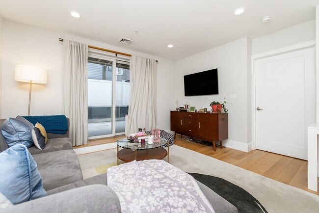 Building Photo - 545 E 3rd St