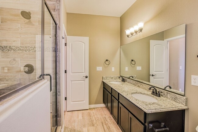 Building Photo - Beautiful Modern & Contemporary House