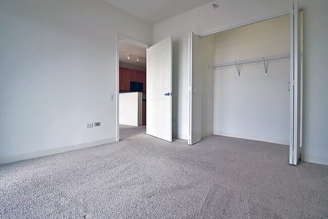 Building Photo - 879 S Clark St