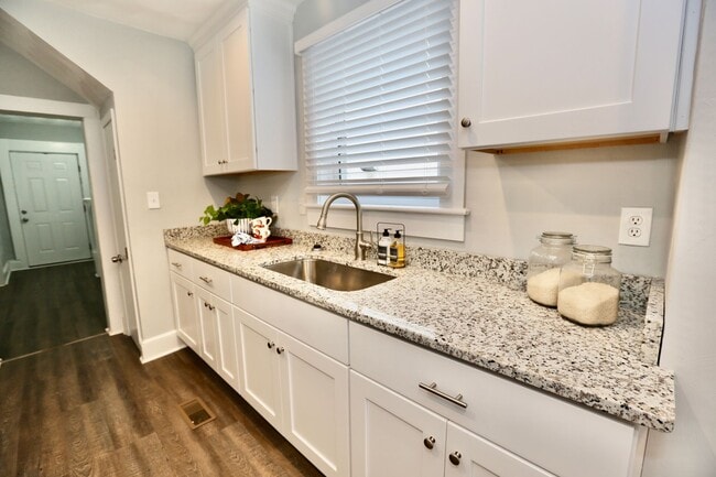 Building Photo - Updated & Ready 09-19-25! Pet Friendly - F...