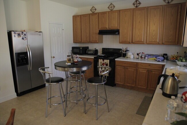 Building Photo - Delightful 3bd/2.5bth home with a private back yard!
