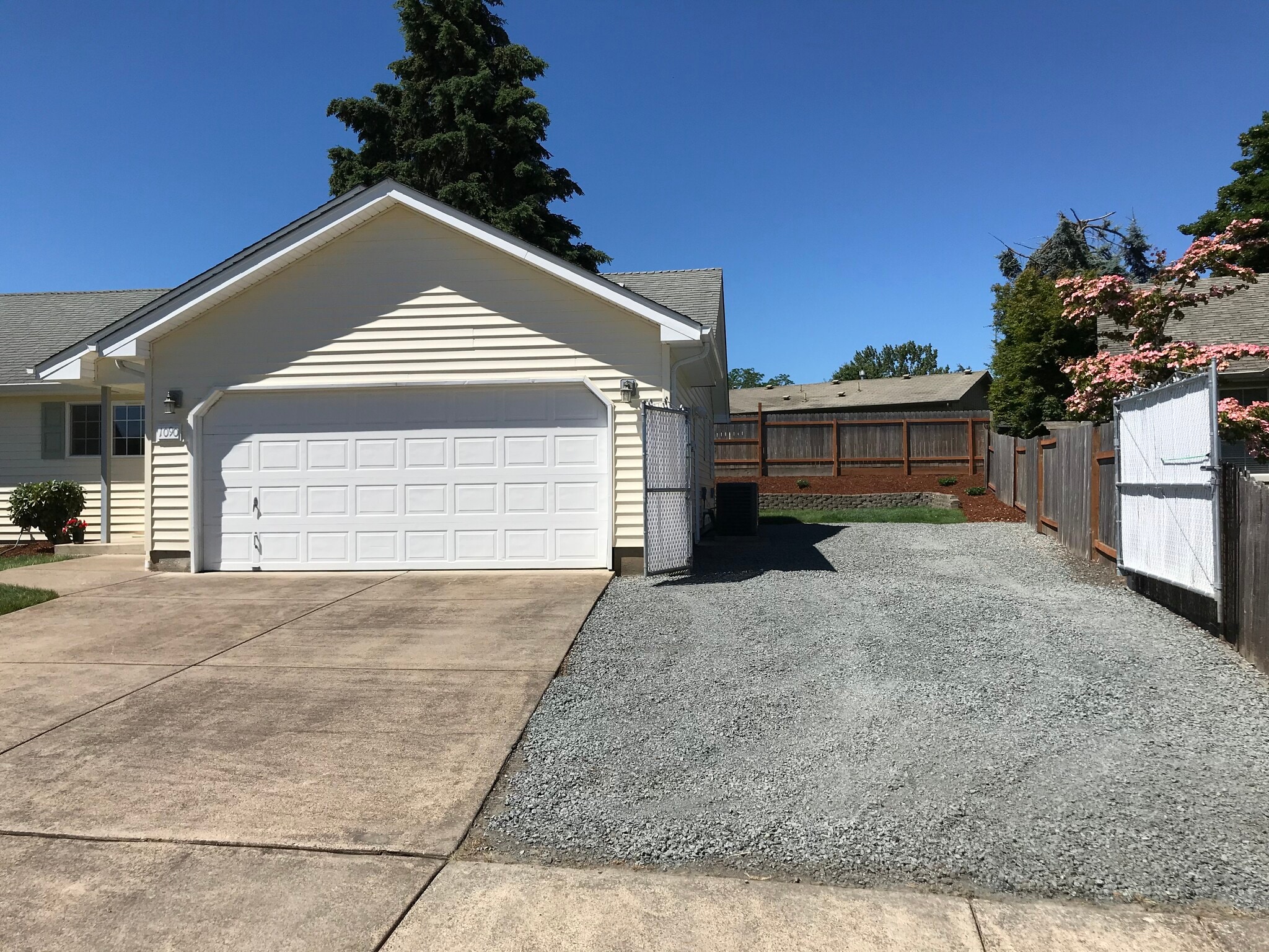 Building Photo - 1090 Cedar Ct