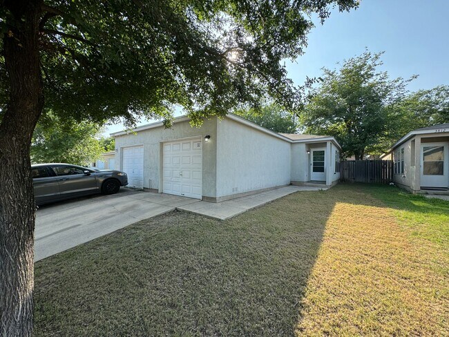 Building Photo - Newly Renovated Duplex in NE San Antonio!