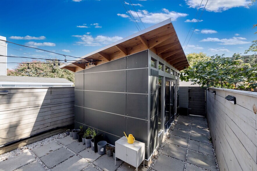 Building Photo - 619 10th Street NE