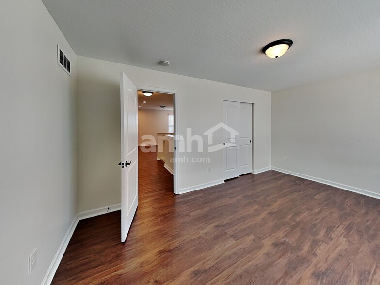 Building Photo - 206 Honey Locust Ln