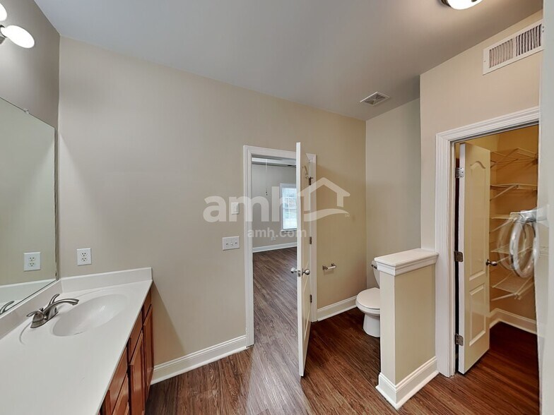 Building Photo - 4013 Lilac Ln