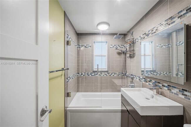 Building Photo - 7207 Bay Dr