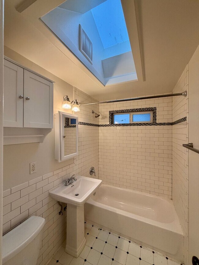 Building Photo - 323 NE 158th St