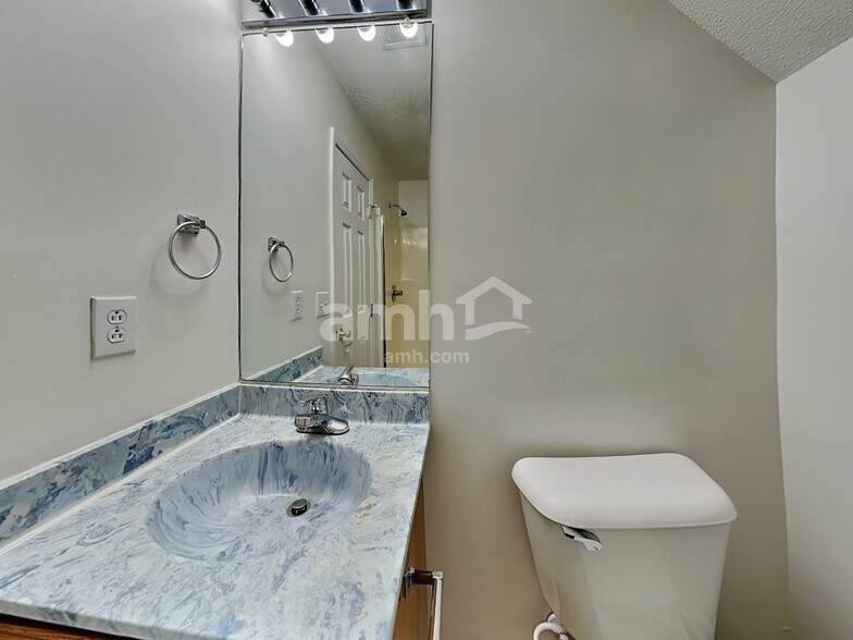 Building Photo - 272 Twin Creeks Rd