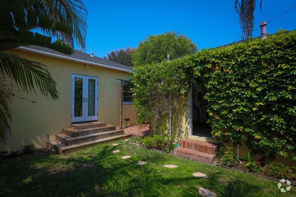 Pathway from garage to back bedroom or to the right through a breezeway to the kitchen - 826 21st St