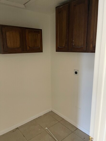 Building Photo - 2865 Kirby Cir NE