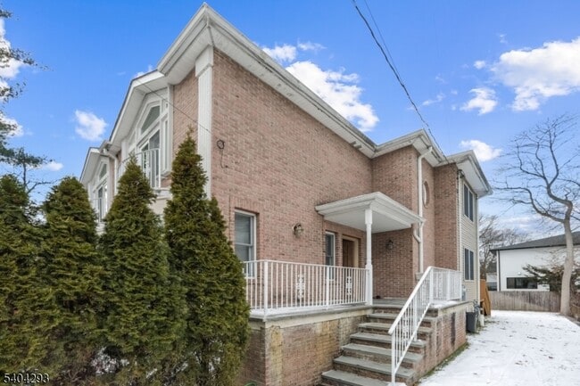 Building Photo - 135 Grove St