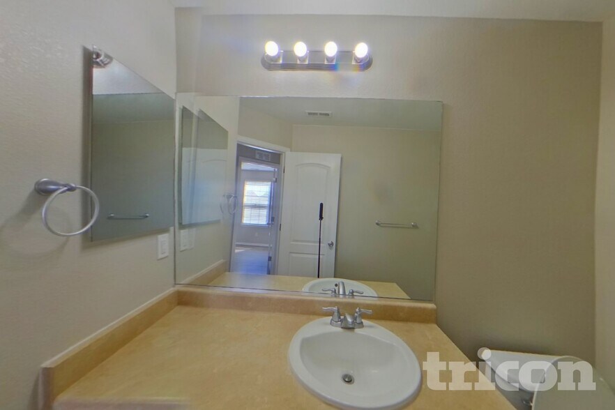 Building Photo - 647 Clarendon Dr