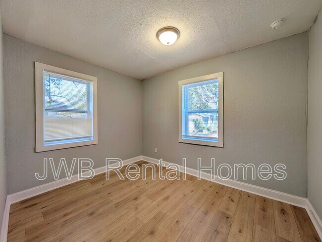 Building Photo - 2002 W 15th St