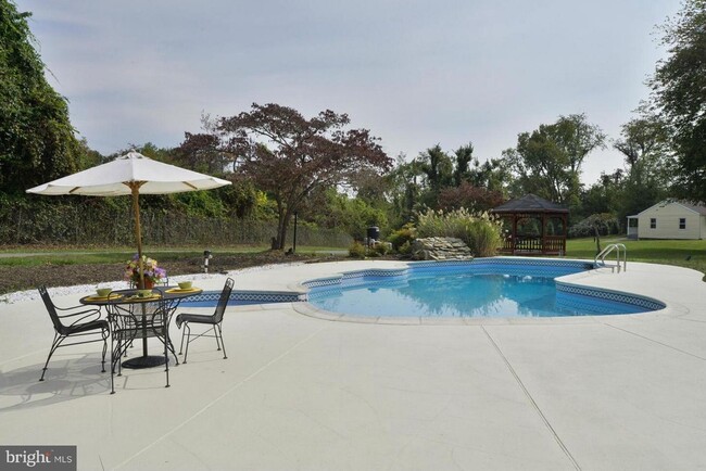 Building Photo - Luxurious living in Potomac! Main House and Guest House included!