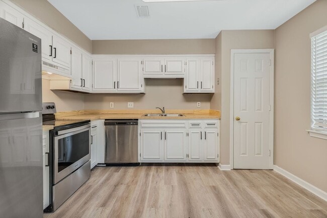 Building Photo - Convenient Brentwood Condo