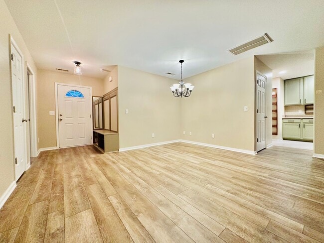 Building Photo - Spacious 3BD/2BA Home in Oak Park | Screened Porch | Large Backyard | 2-Car Garage