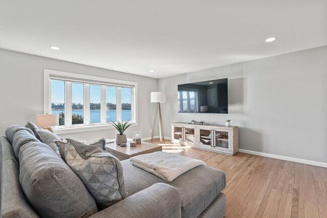 Building Photo - 445 S Riverside Dr