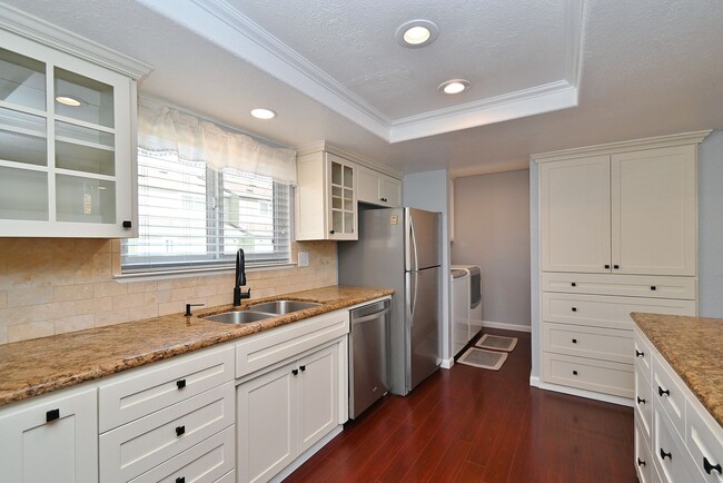 Building Photo - $3,695 - GORGEOUS PARKMONT TOWN HOME IN CE...