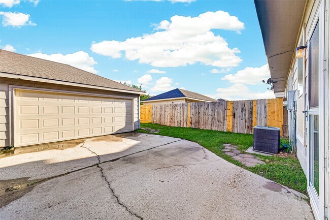 Building Photo - 16743 Libson Falls Dr