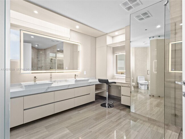 Building Photo - 1300 Brickell Bay Dr