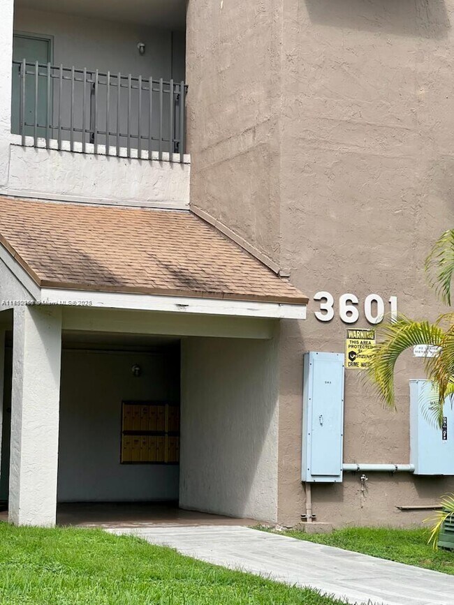 Building Photo - 3601 SW 117th Ave