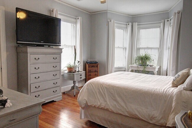 Building Photo - Beautiful and Spacious 2bd/1ba Home Near Northgate Park in Durham's Colonial Village!