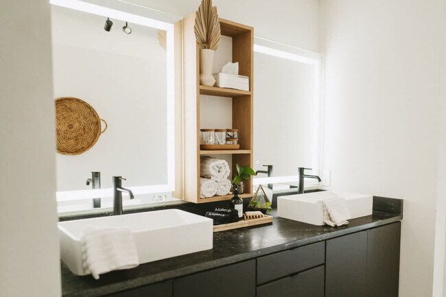 Building Photo - 503 NW D St