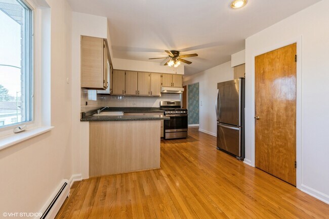 Building Photo - 3552 N Oleander Ave