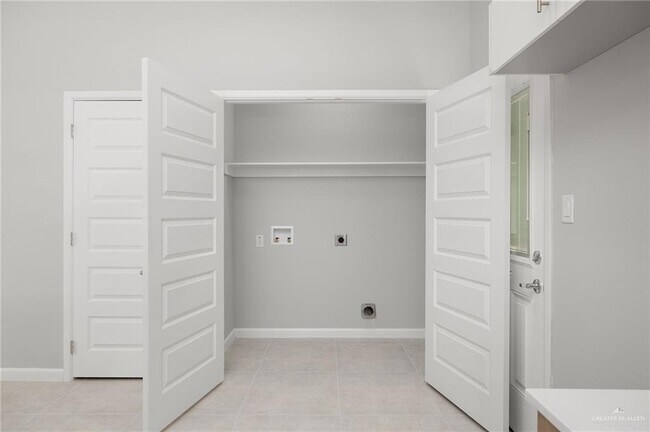 Building Photo - 18 Woodpecker Rd