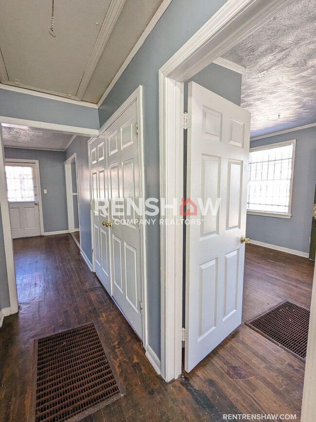 Building Photo - Accepting Section 8 Vouchers - 1891 Clover...