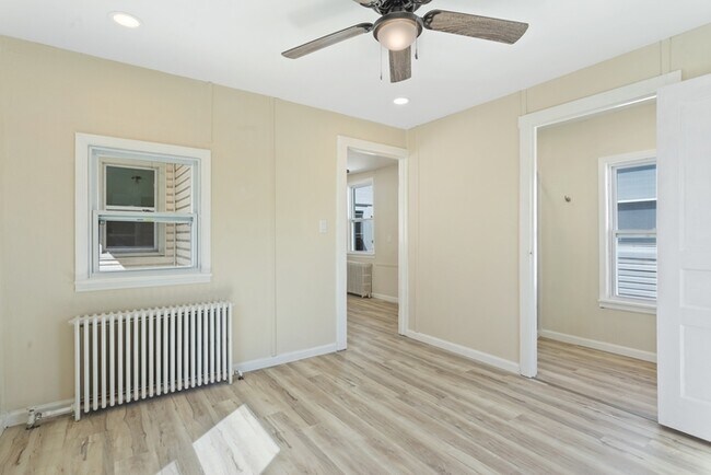 Building Photo - 5 Bedroom Single Family in Brunswick