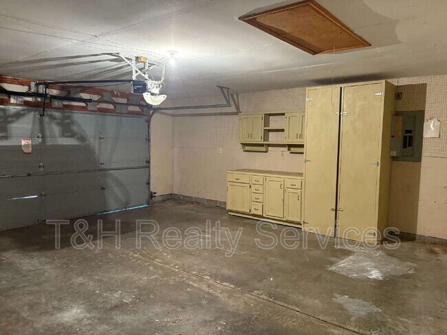 Building Photo - 5925 Dunmore Dr