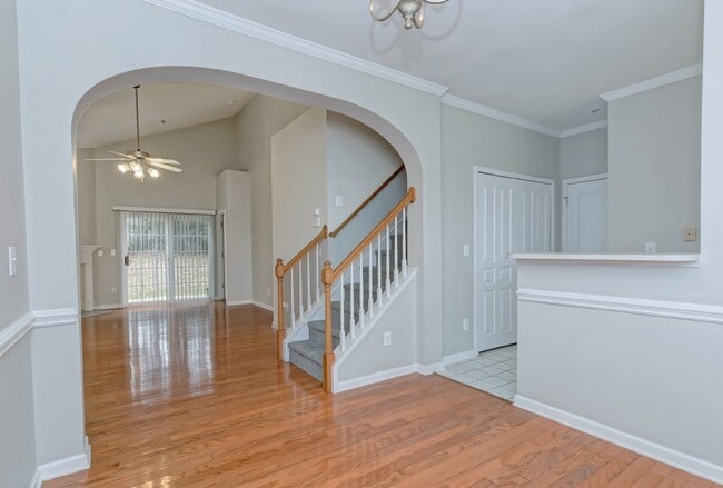 Building Photo - End-Unit 3br/2.5bth Townhome in Villages o...