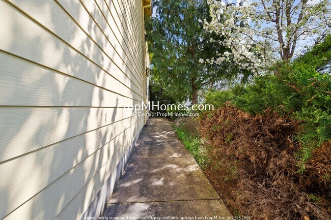 Building Photo - Charming Three Bedroom Newberg Home - Corner Lot!