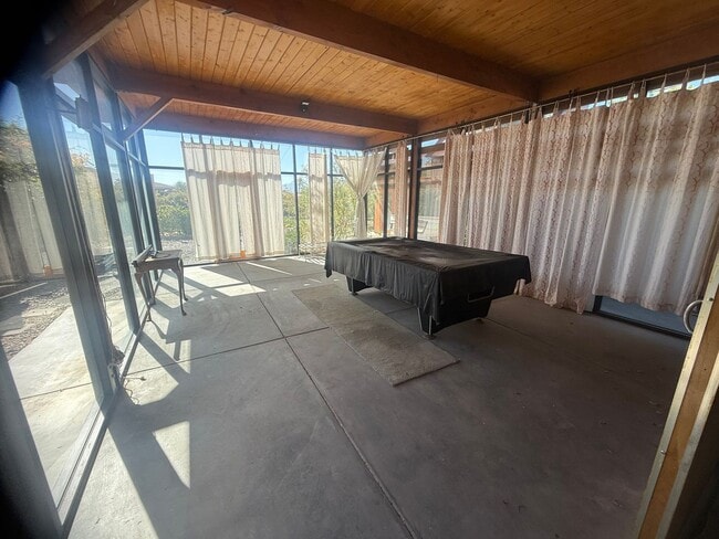 Building Photo - High Desert Retreat- 3 Bedrooms, 2 Bathroo...