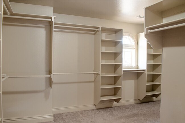Building Photo - 5106 S Sloan Cir