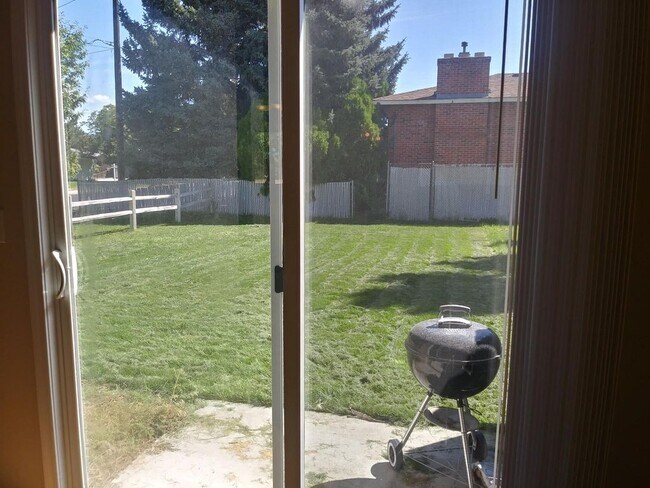 Building Photo - 2202 S Phillippi St