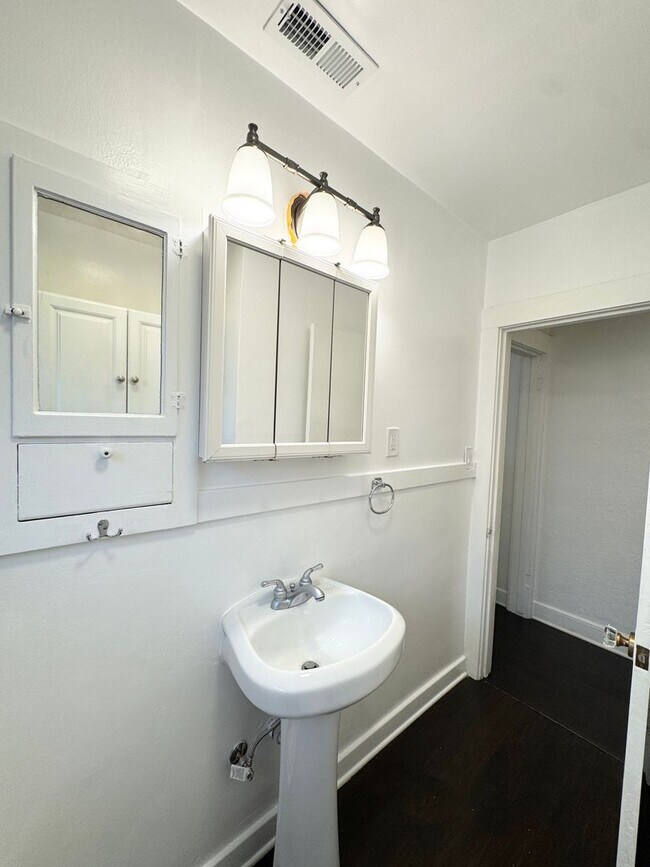 Building Photo - Charming 1 Bedroom 1 Bath Historic Duplex,...