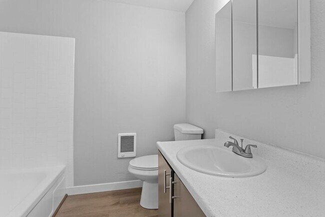 Building Photo - Affordable Comfort! Spacious 2-Bedroom Apa...